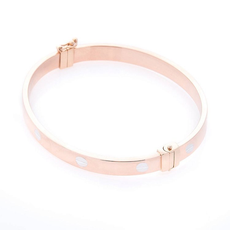 Золотой жесткий браслет б03938 от ювелирного магазина Оникс