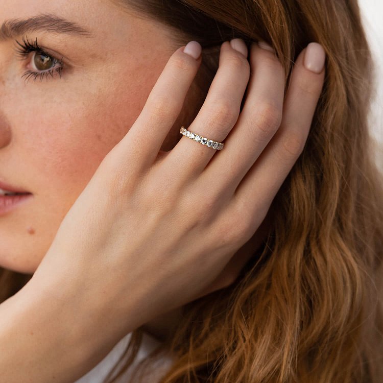 Каблучка з доріжкою каменів у жовтому золоті (фіаніти) к07389 від ювелірного магазину Онікс - 4