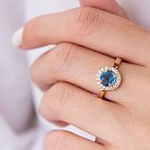 Золотое кольцо с голубым и белыми фианитами к06841 от ювелирного магазина Оникс - 2