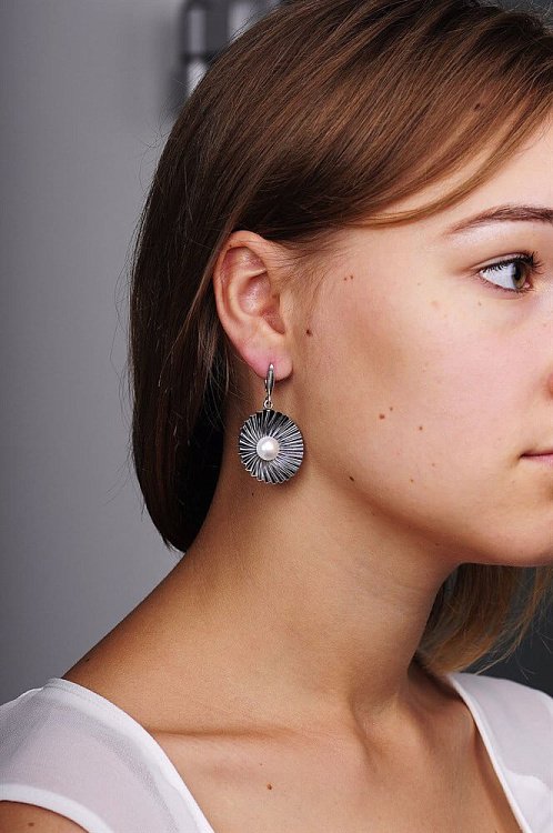 Серьги "Ракушки с культ. пресн. жемчугом" (чернение) 12046 - 2 Серьги "Ракушки с культ. пресн. жемчугом" (чернение) 12046 от ювелирного магазина Оникс - 2