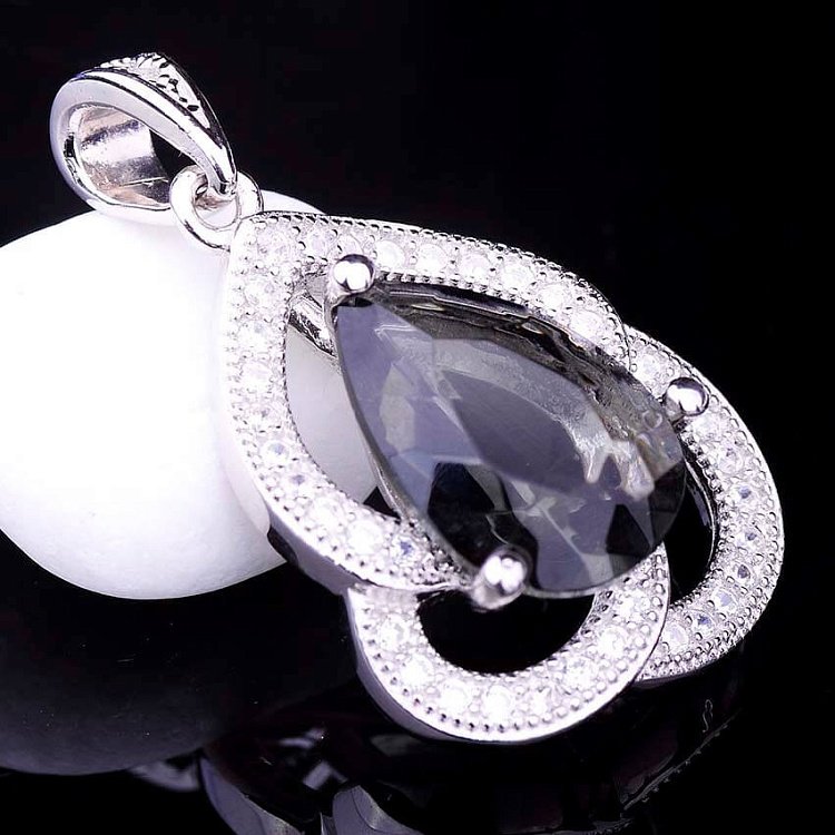 Підвіска зі срібла (фіаніт, синтетична шпінель) п014 від ювелірного магазину Онікс