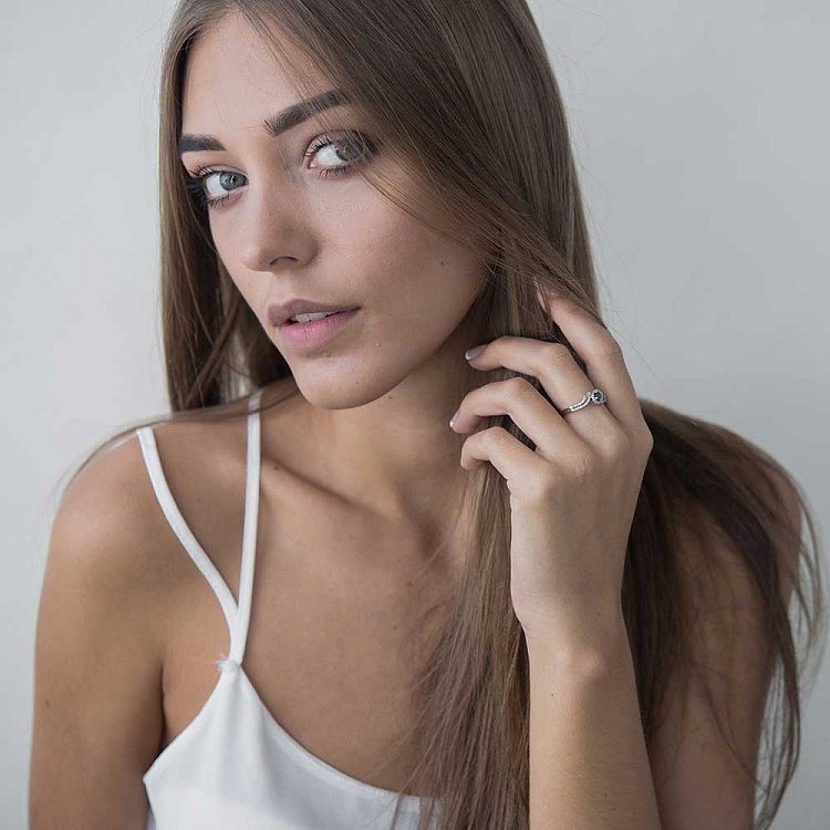 Заручальна каблучка з діамантами і смарагдом км0171 від ювелірного магазину Онікс - 1