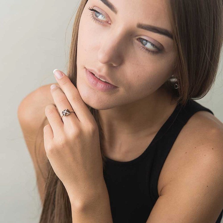 Золотое кольцо с дымчатым топазом и бриллиантами C01085R - 6 Золотое кольцо с дымчатым топазом и бриллиантами C01085R от ювелирного магазина Оникс - 6