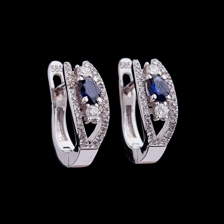 Золотые серьги с синими сапфирами и бриллиантами C01021E Золотые серьги с синими сапфирами и бриллиантами C01021E от ювелирного магазина Оникс