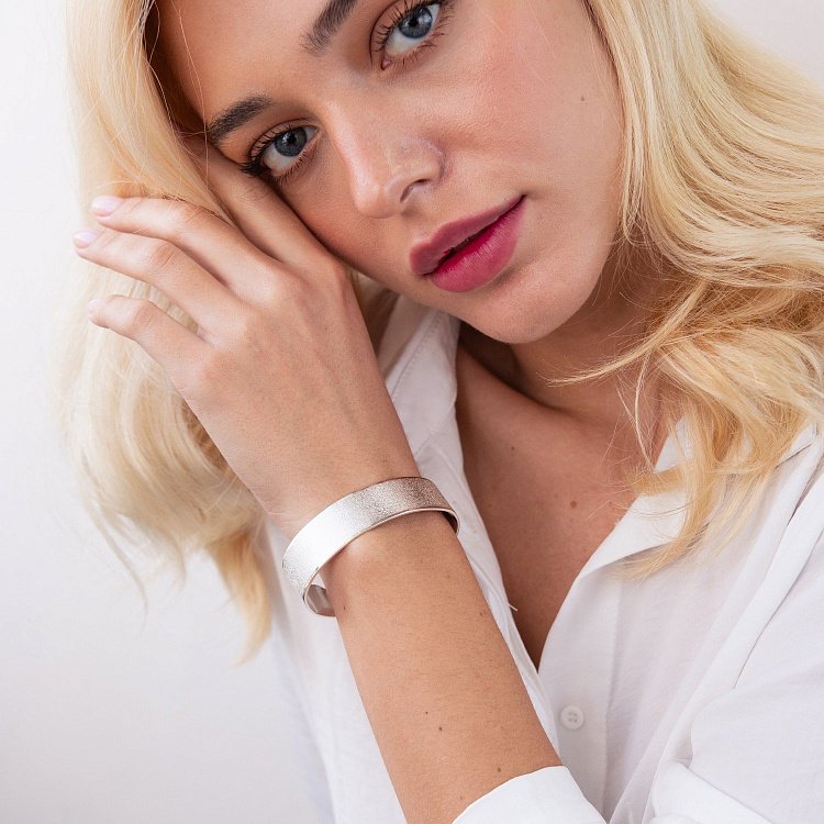 Жесткий браслет "Звездная пыль" из серебра 141594 от ювелирного магазина Оникс - 3