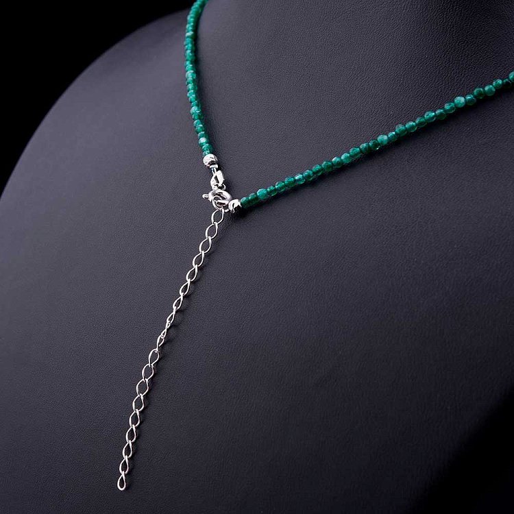 Серебряное колье с фианитами и изумрудами 18353 от ювелирного магазина Оникс - 2