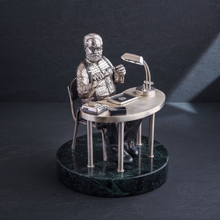 Серебряная фигура ручной работы "Ювелир за работой" сер00034ю от ювелирного магазина Оникс - 1