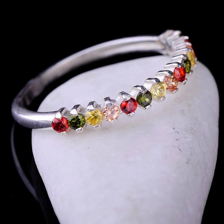 Срібний перстень з фіанітами 111577 від ювелірного магазину Онікс - 1