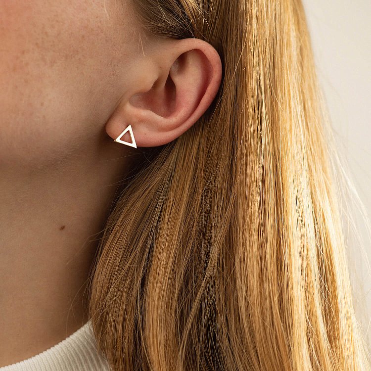 Золотые серьги - пусеты "Треугольники" с06696 от ювелирного магазина Оникс