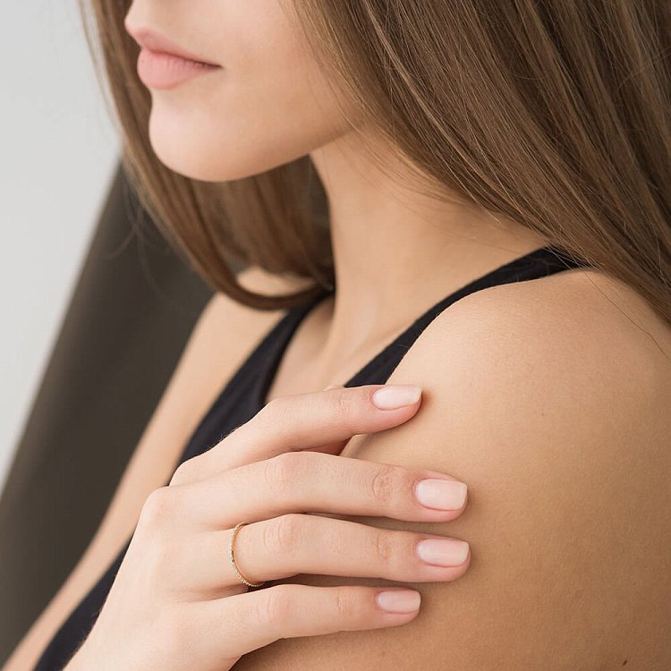 Золота каблучка з фіанітами к04257 від ювелірного магазину Онікс - 3