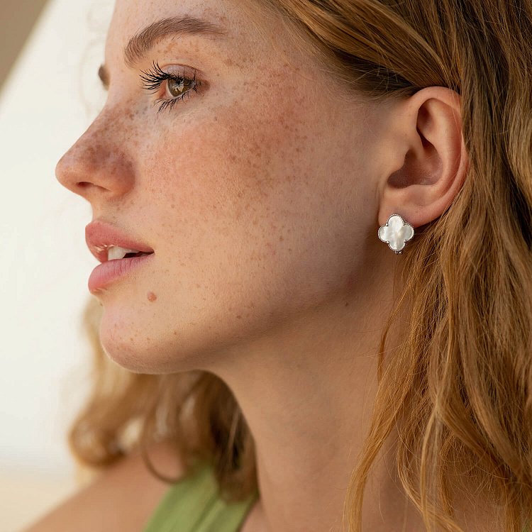 Срібні сережки "Конюшина" з перламутром 122114 від ювелірного магазину Онікс