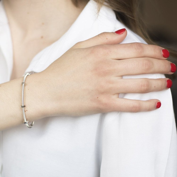 Жесткий золотой браслет б03694 от ювелирного магазина Оникс - 4