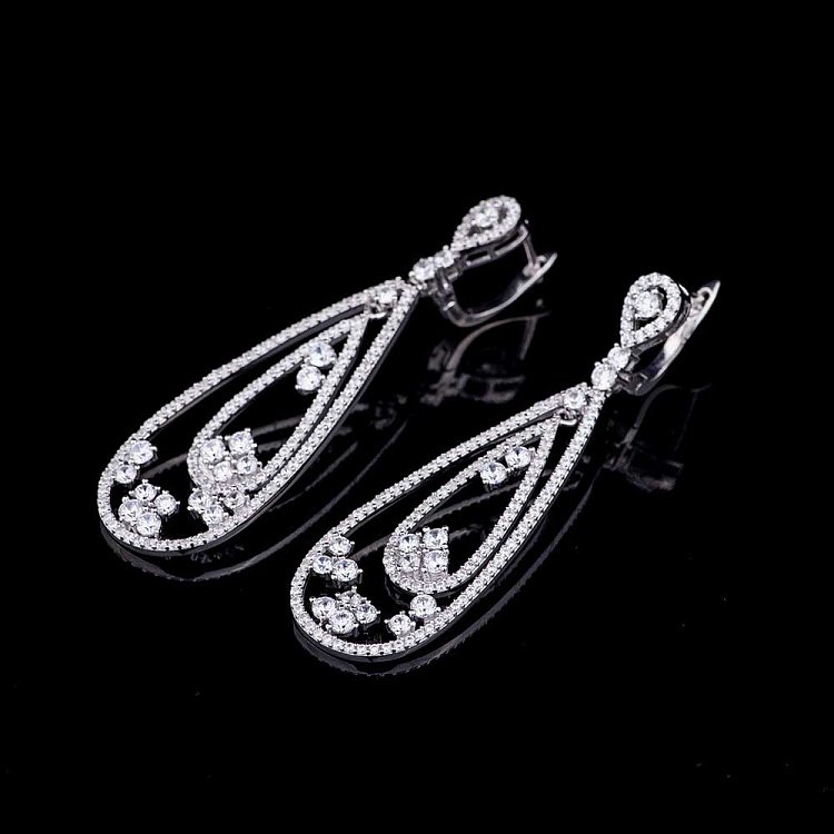 Сережки срібні з фіанітами 121844 від ювелірного магазину Онікс