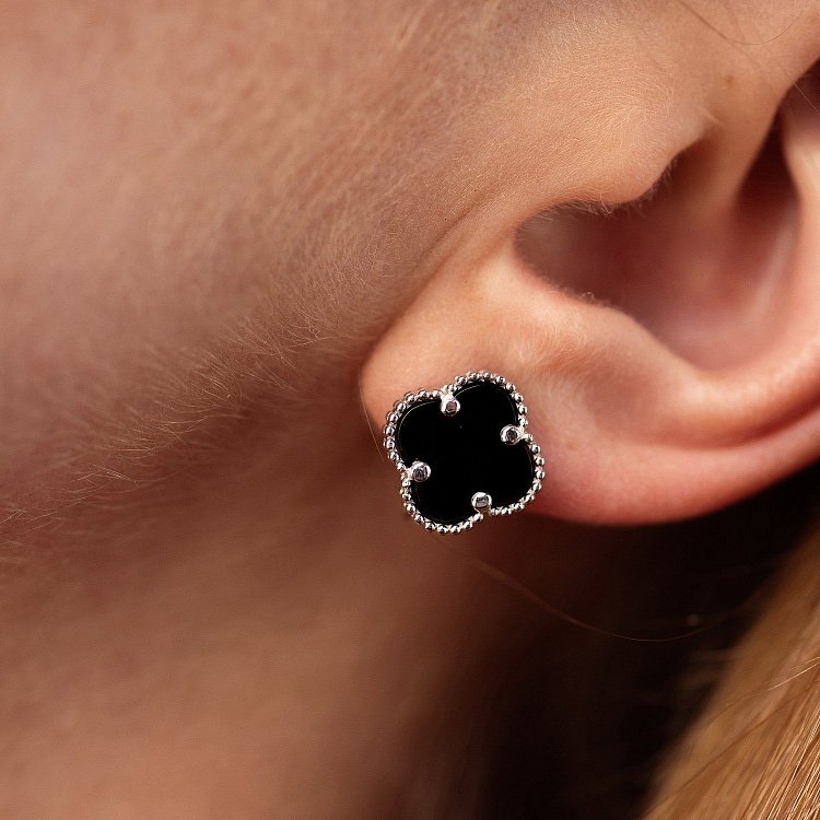 Срібні сережки "Конюшина" з оніксом 123360 від ювелірного магазину Онікс - 3