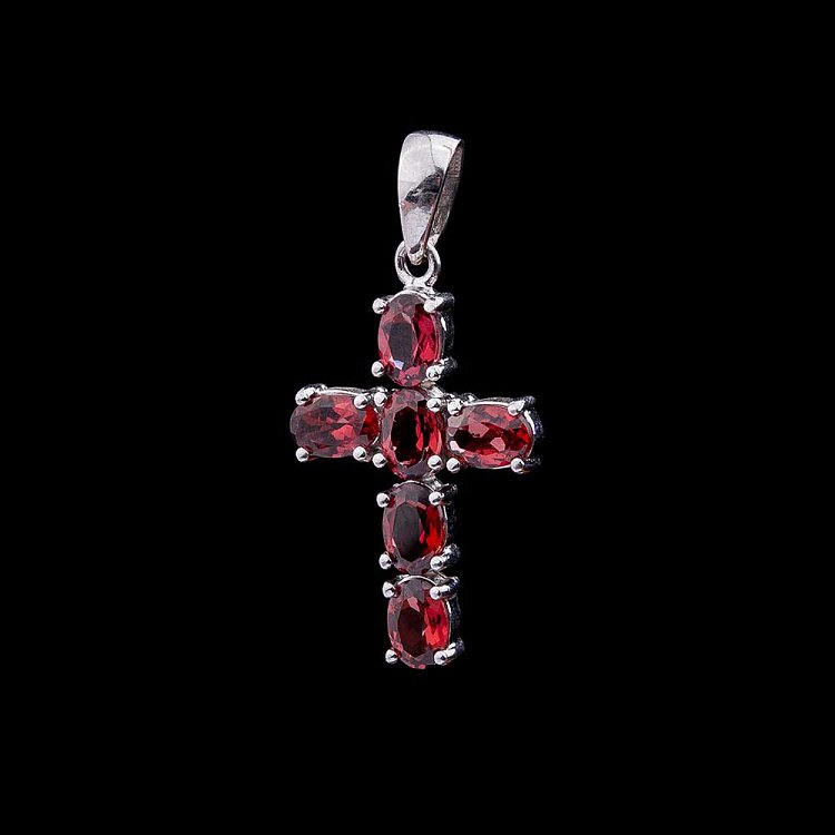 Серебряный крестик с спессартином 131893 от ювелирного магазина Оникс
