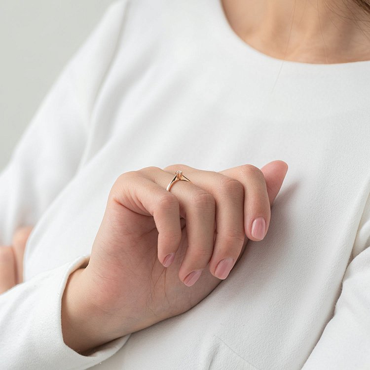 Золотое помолвочное кольцо (цирконий Swarovski) к06222 от ювелирного магазина Оникс - 1