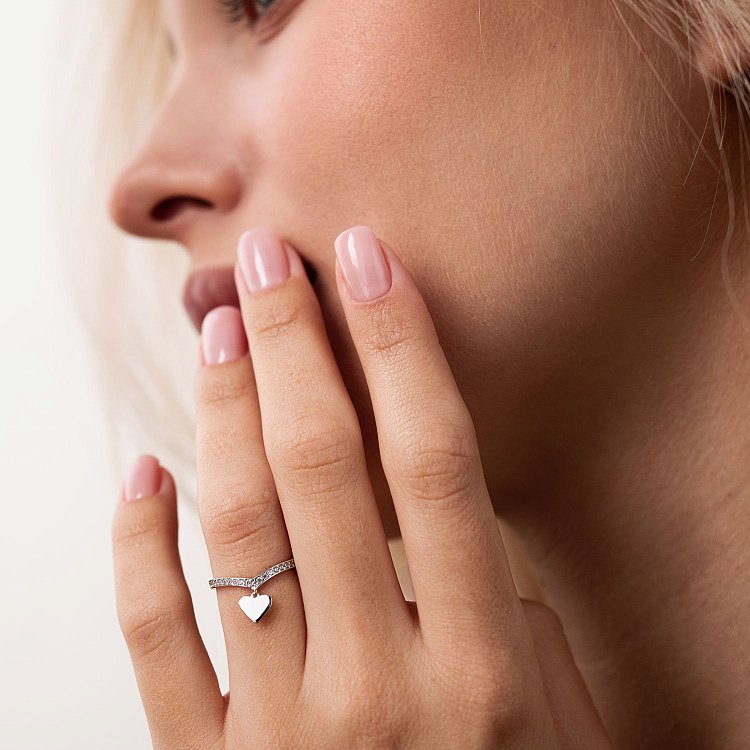 Золотое кольцо "Сердечко" с фианитами к06827 от ювелирного магазина Оникс