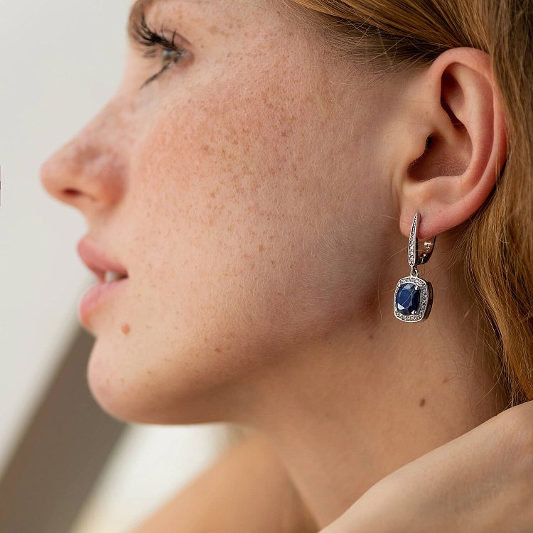 Серебряные серьги с сапфирами и фианитами GS-02-060-3110 от ювелирного магазина Оникс - 1