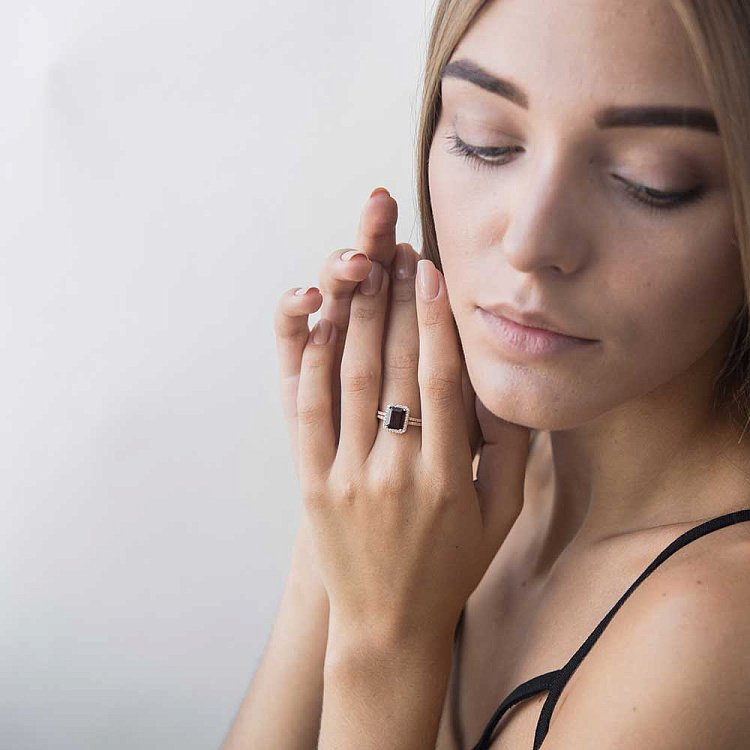 Золота каблучка з піропом (гранатом) і фіанітами к04638 від ювелірного магазину Онікс - 1