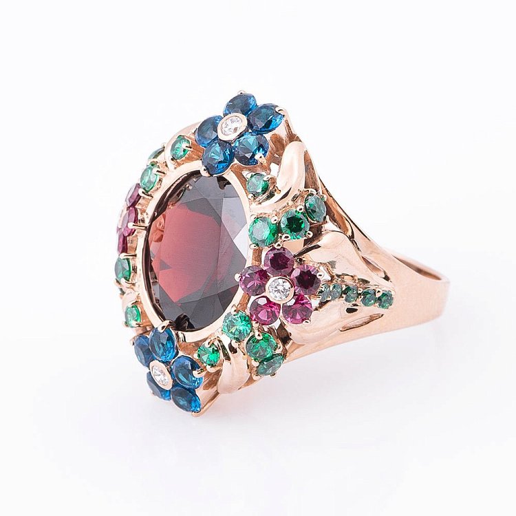 Золотое кольцо с гранатом и цветными фианитами 14032088 - 1 Золотое кольцо с гранатом и цветными фианитами 14032088 от ювелирного магазина Оникс - 1