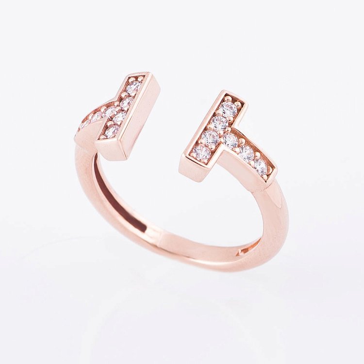 Золотое кольцо с фианитами "Т" к05113 от ювелирного магазина Оникс - 3