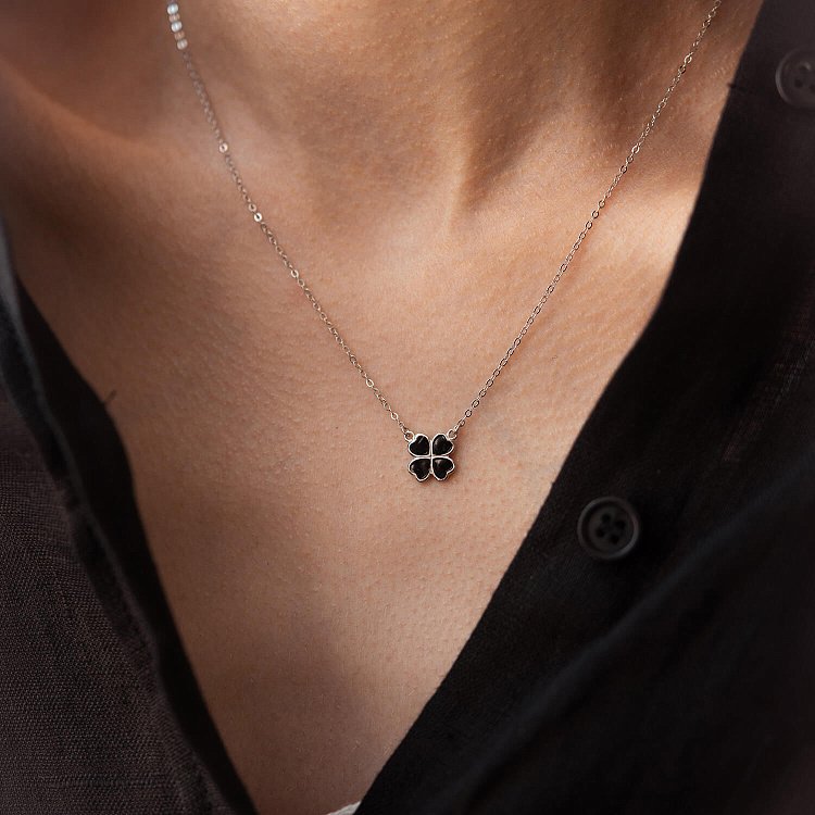 Серебряное колье "Клевер" (черная эмаль) 181209 от ювелирного магазина Оникс - 1