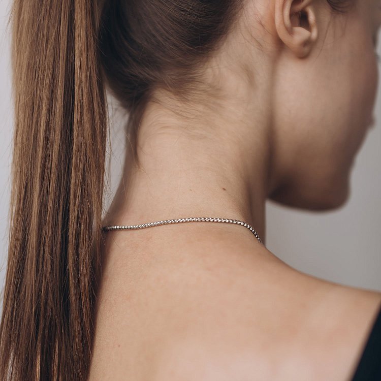 Серебряное колье в стиле минимализм 18849 от ювелирного магазина Оникс - 5