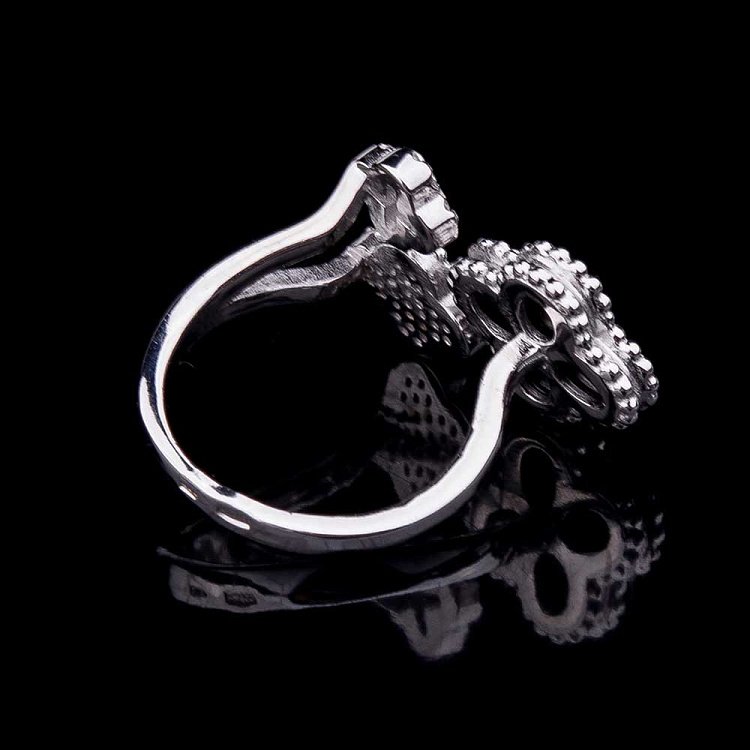 Серебряное кольцо "Клевер" с ониксом и  фианитами 111771 от ювелирного магазина Оникс - 1