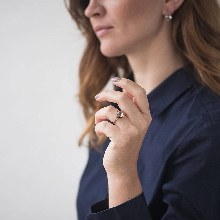 Золотое кольцо с аметистом и фианитами 14032380 от ювелирного магазина Оникс - 3