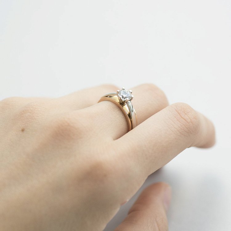 Золотое помолвочное кольцо с фианитом к05804 от ювелирного магазина Оникс - 1