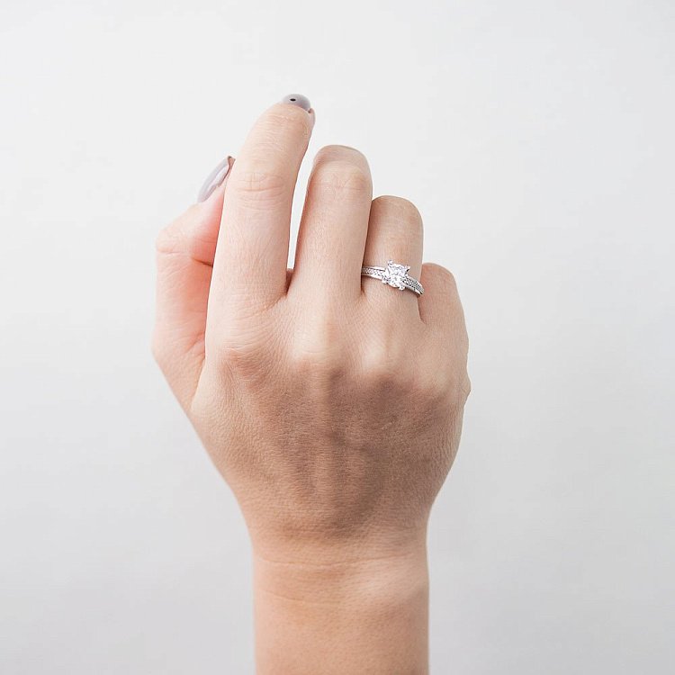 Срібний перстень (фіаніти, родій) 111593 - 1 Срібний перстень (фіаніти, родій) 111593 від ювелірного магазину Онікс - 1