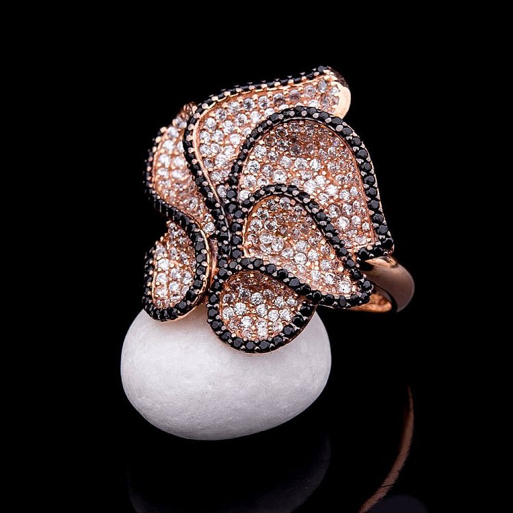 Золотое кольцо "Цветочек" с фианитами к04180 от ювелирного магазина Оникс