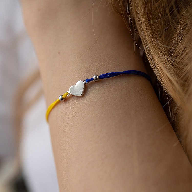 Браслет "Українське серце" у білому золоті (синя та жовта нитка) б05276 від ювелірного магазину Онікс - 1
