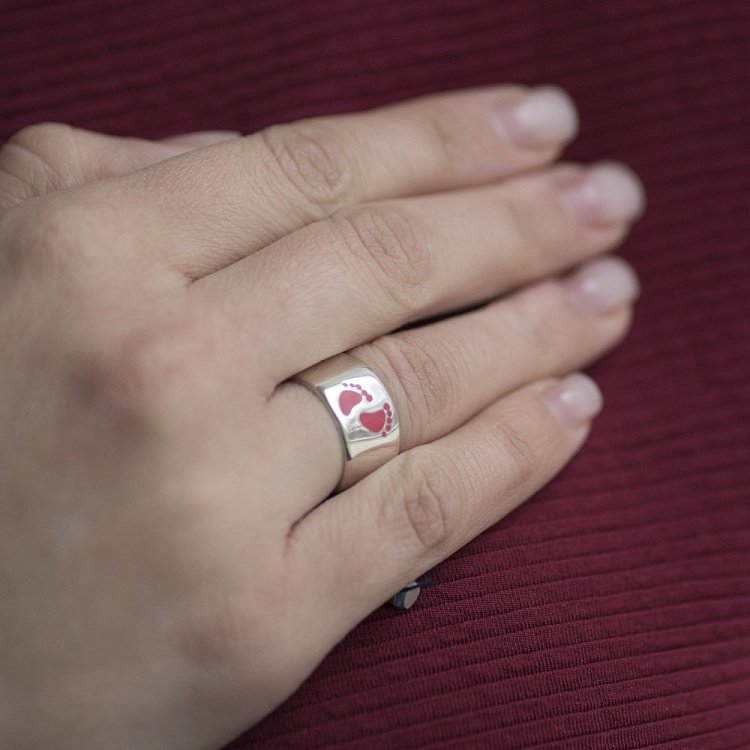 Серебряное кольцо "Ножки младенца", эмаль 112003 от ювелирного магазина Оникс - 3