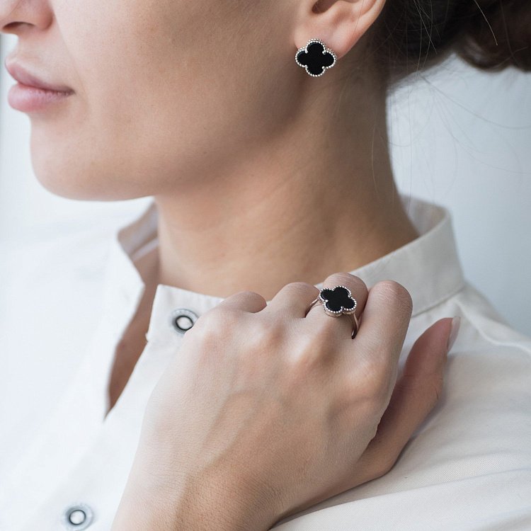 Срібна каблучка "Конюшина" з оніксом (родій) 111628 від ювелірного магазину Онікс - 2