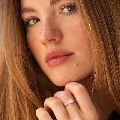 Помолвочное золотое кольцо с бриллиантом 242041121 №2