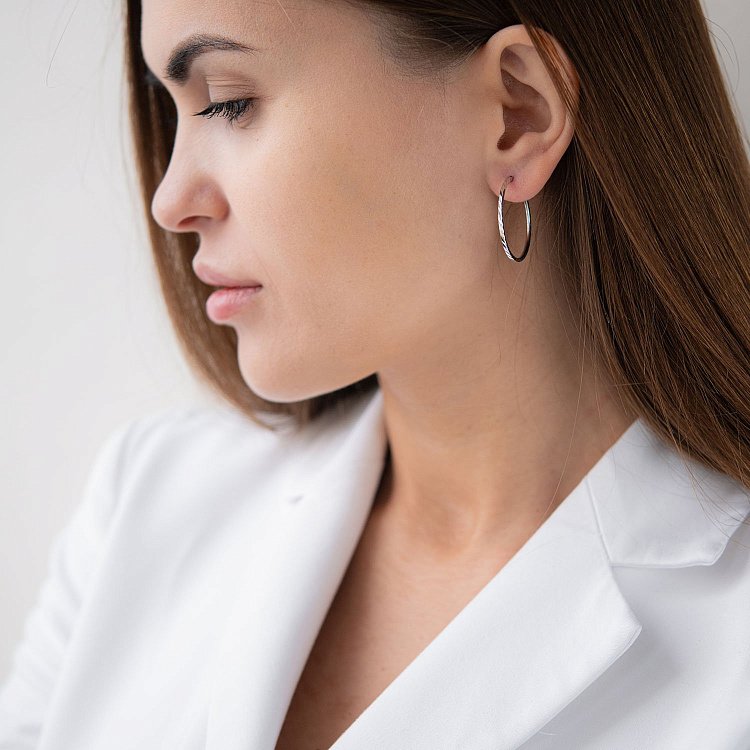 Сережки - кільця в білому золоті (2.5 см) с07145 від ювелірного магазину Онікс - 1