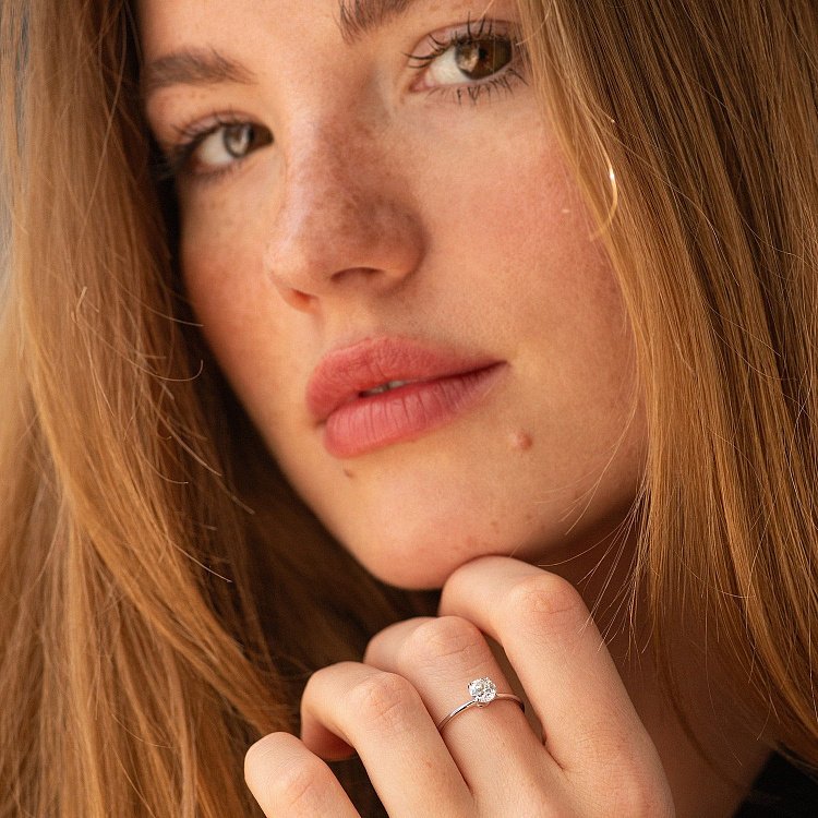 Помолвочное золотое кольцо с бриллиантом 242041121 от ювелирного магазина Оникс - 1