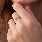 Золотое кольцо с бриллиантами и сапфиром C01118R от ювелирного магазина Оникс - 1
