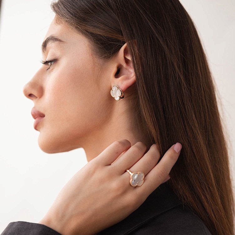 Каблучка "Конюшина" в червоному золоті (перламутр) к07035 від ювелірного магазину Онікс - 5