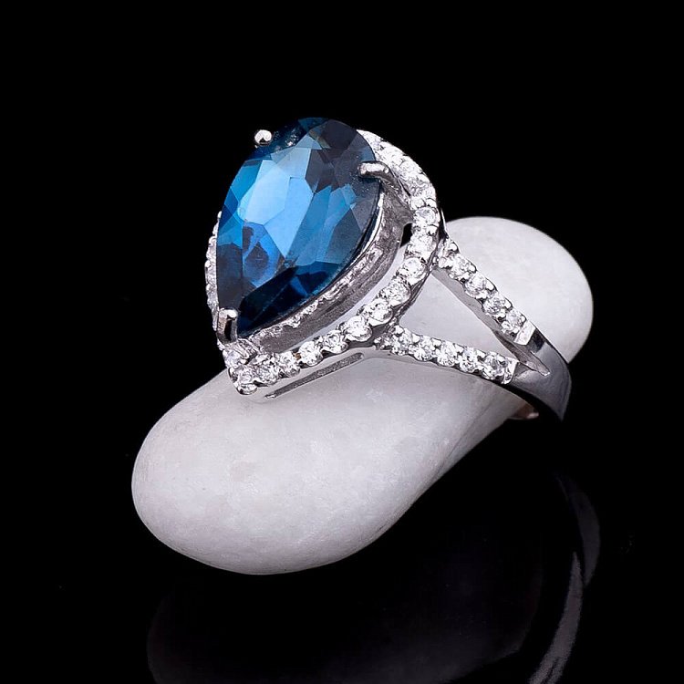 Срібний перстень з фіанітами і "Лондон топазом" 111691 від ювелірного магазину Онікс