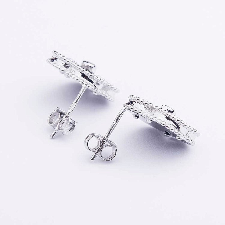 Серебряные серьги-пусеты с фианитами и ониксом "Клевер" 121809 - 1 Серебряные серьги-пусеты с фианитами и ониксом "Клевер" 121809 от ювелирного магазина Оникс - 1