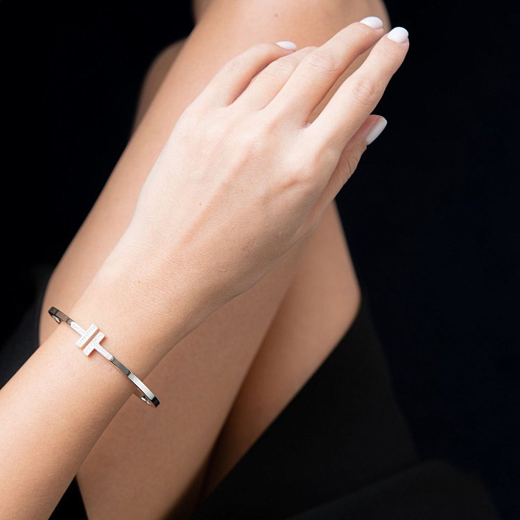 Жорсткий браслет в білому золоті (фіаніти) б02318 від ювелірного магазину Онікс - 1