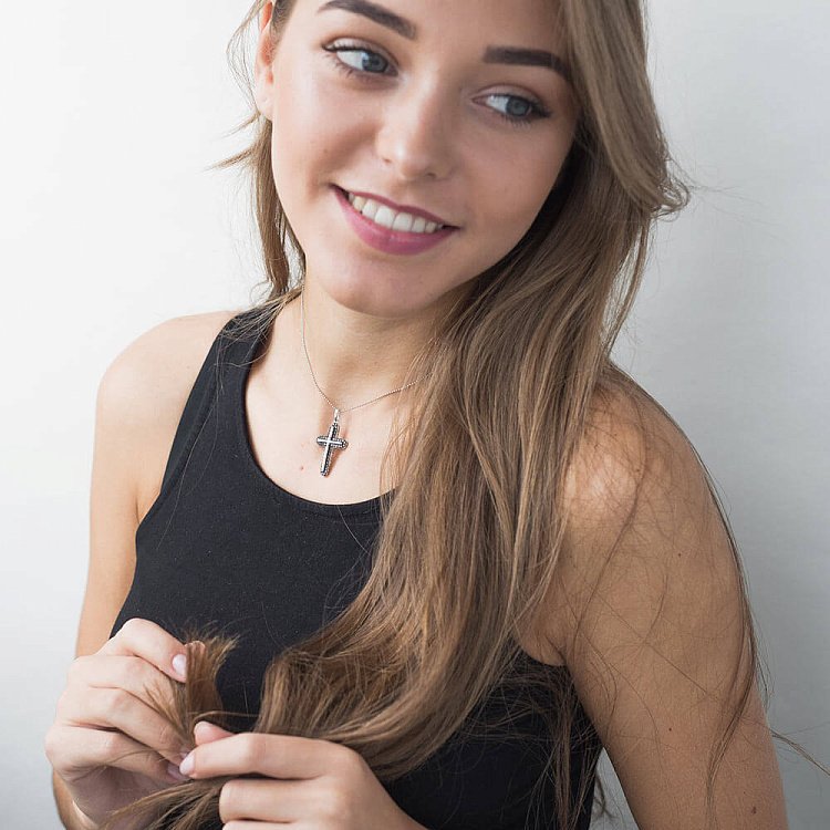 Золота підвіска - хрестик з чорними і білими діамантами пб0052gm від ювелірного магазину Онікс - 4