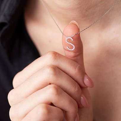 Золоте кольє з літерою "S" з діамантами 133601121 №8