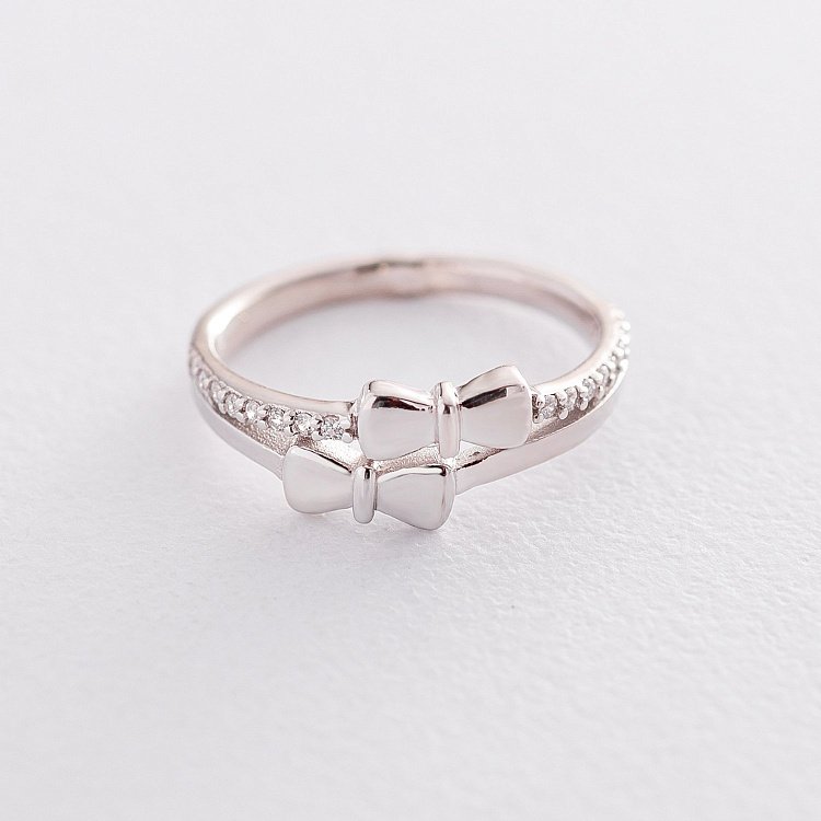 Срібна каблучка "Бантики" з фіанітами 112222 від ювелірного магазину Онікс
