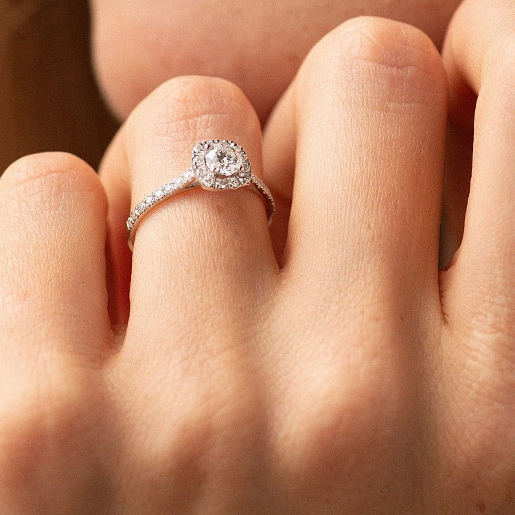 Заручальна золотя каблучка з діамантами 241831121 від ювелірного магазину Онікс - 1