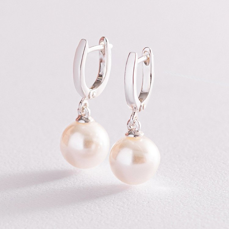 Серебряные серьги с искусственным жемчугом 12940 от ювелирного магазина Оникс