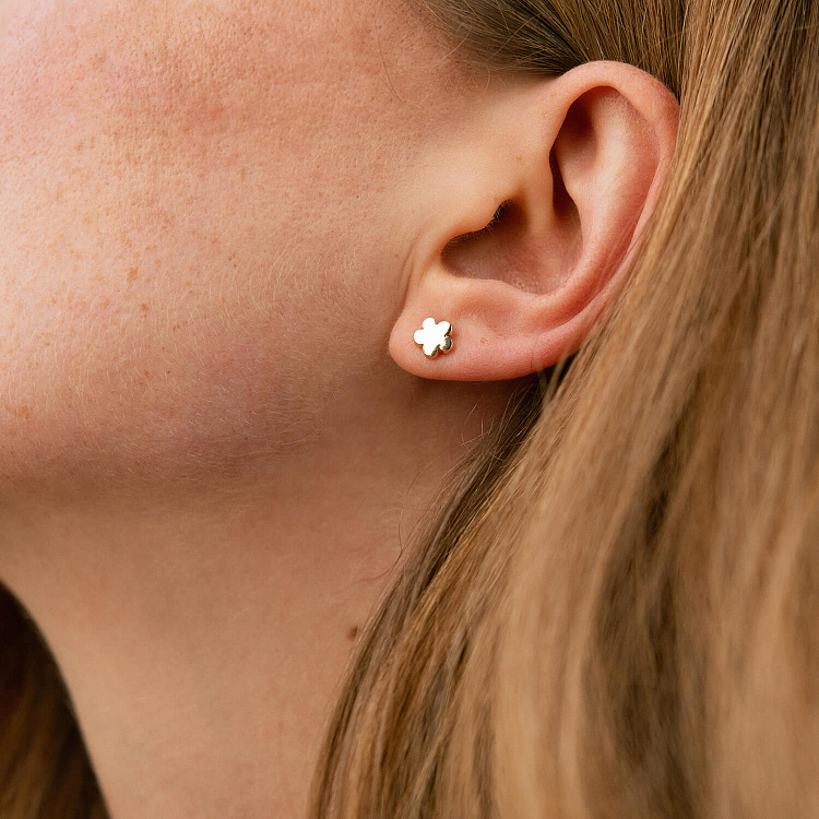 Золотые серьги - пусеты "Цветочки" с08762 от ювелирного магазина Оникс - 2