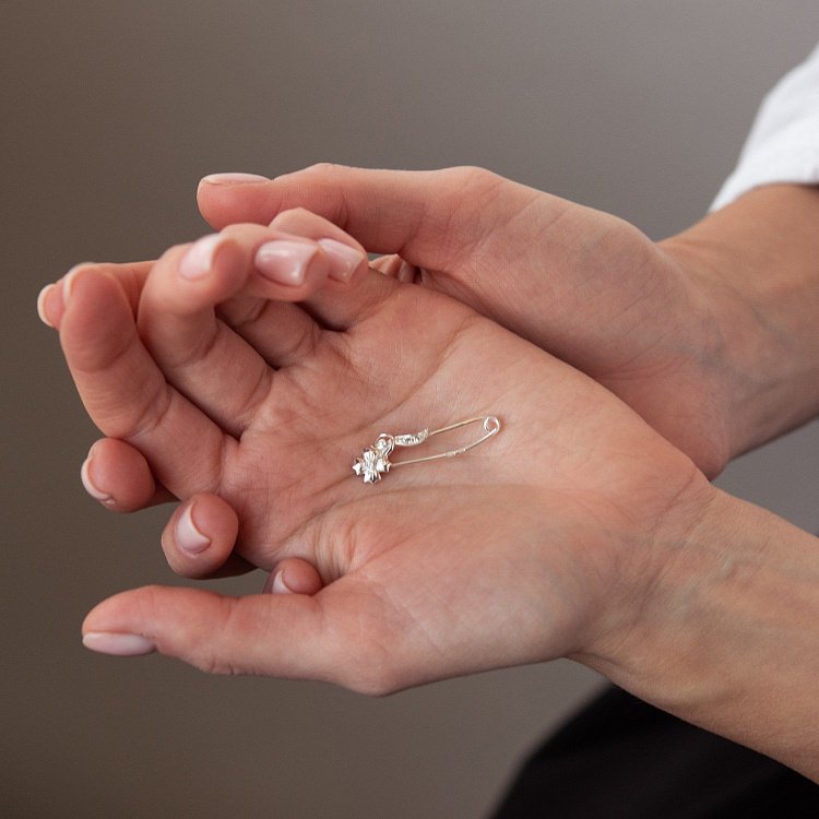 Серебряная булавка "Цветочек" с фианитами 21022 от ювелирного магазина Оникс - 1